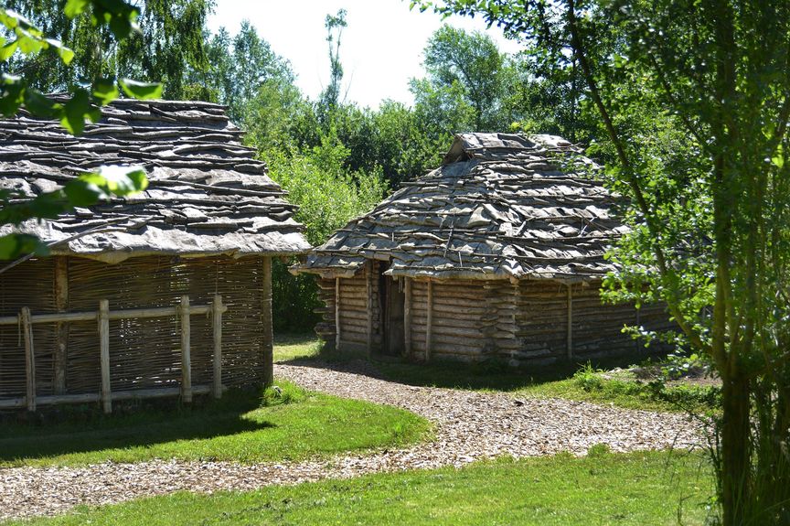 Einige rekonstruierte Häuser der spät-jungsteinzeitlichen Siedlung Alleshausen-Grundwiesen
